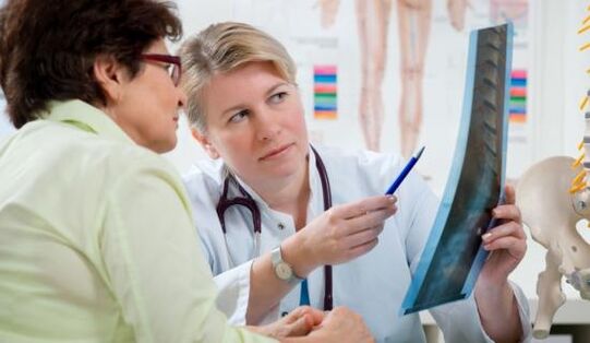 zdravnik pregleda rentgen zaradi bolečin v hrbtu